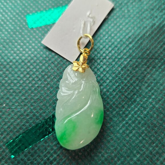 💚 Vintage Leaf Jade Pendant with Solid Gold Bail – Elegant & Vibrant - Picture 1 of 9